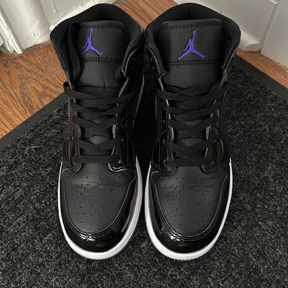 Women’s Nike Air Jordan 1s Mid top - Picture 2 of 4